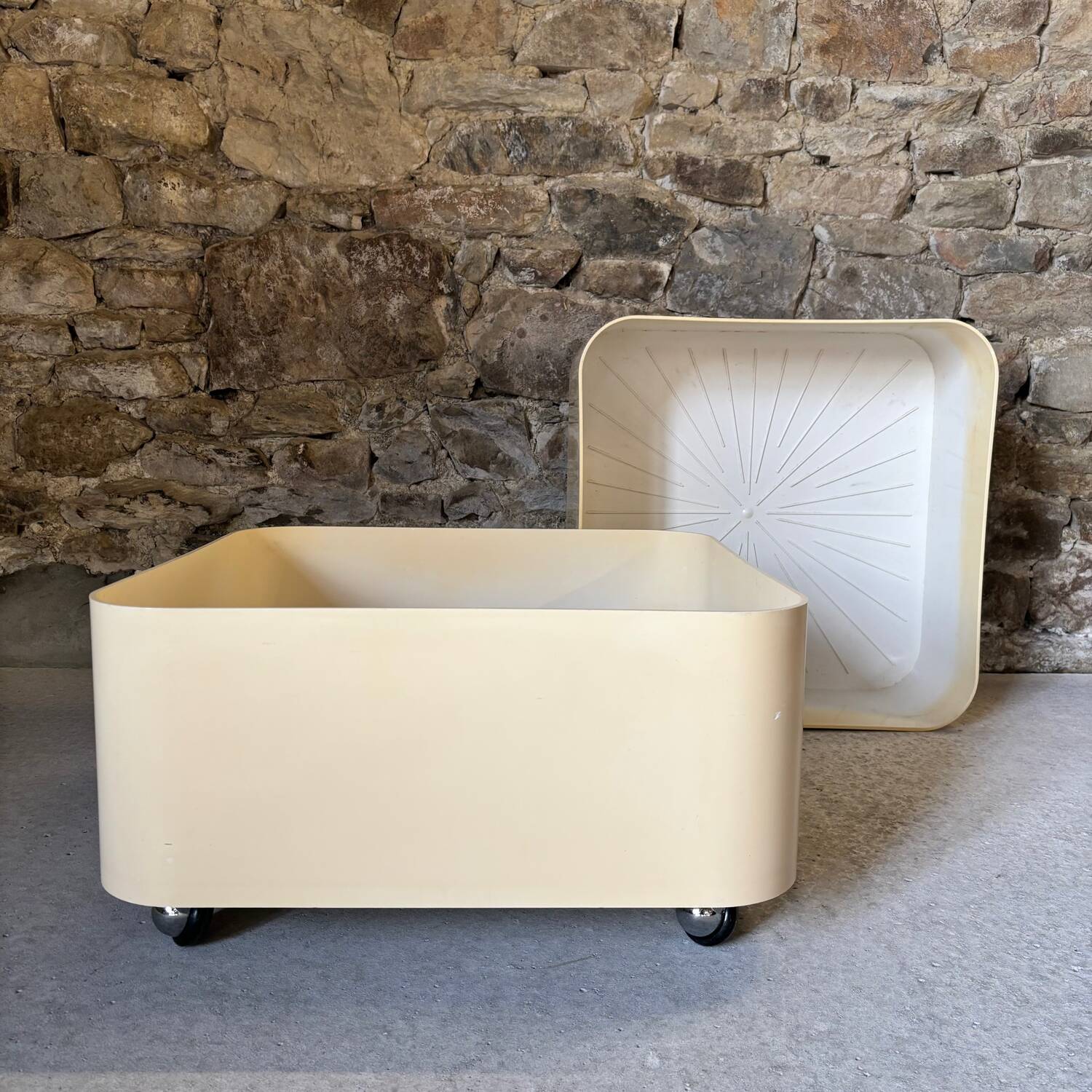 Pair of planters on wheels model 4682 by Anna Castelli for Kartell