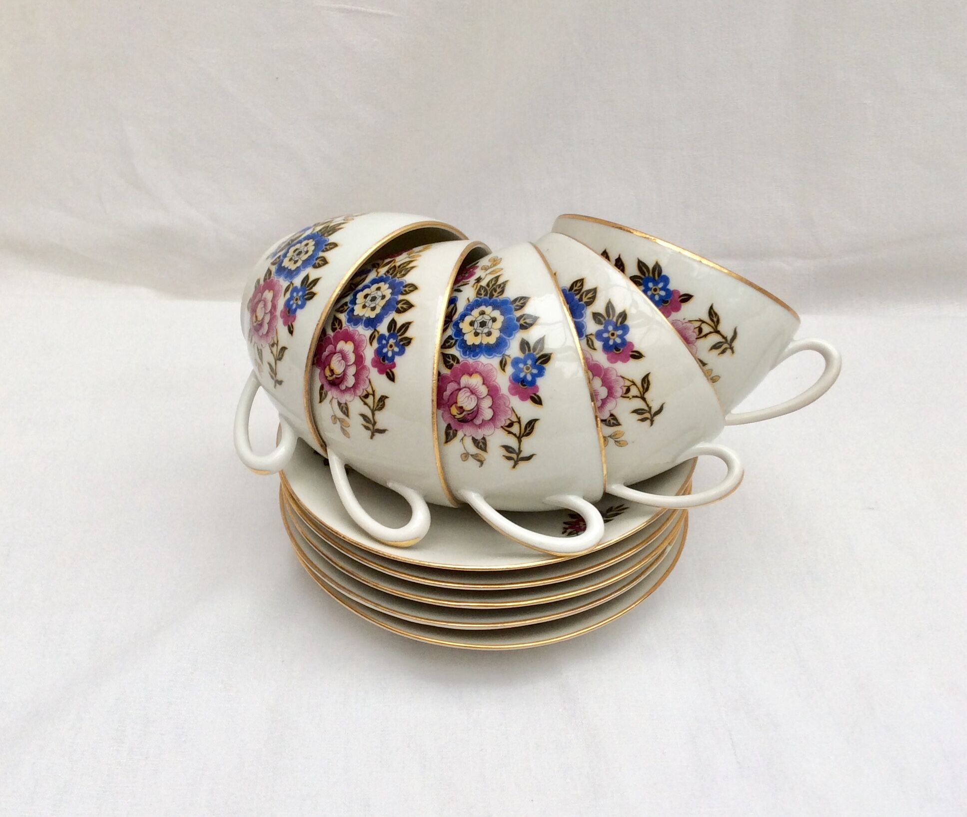 5 cups lot with French-made earthenware saucers size: height -5.5cm- D-8.5cm-