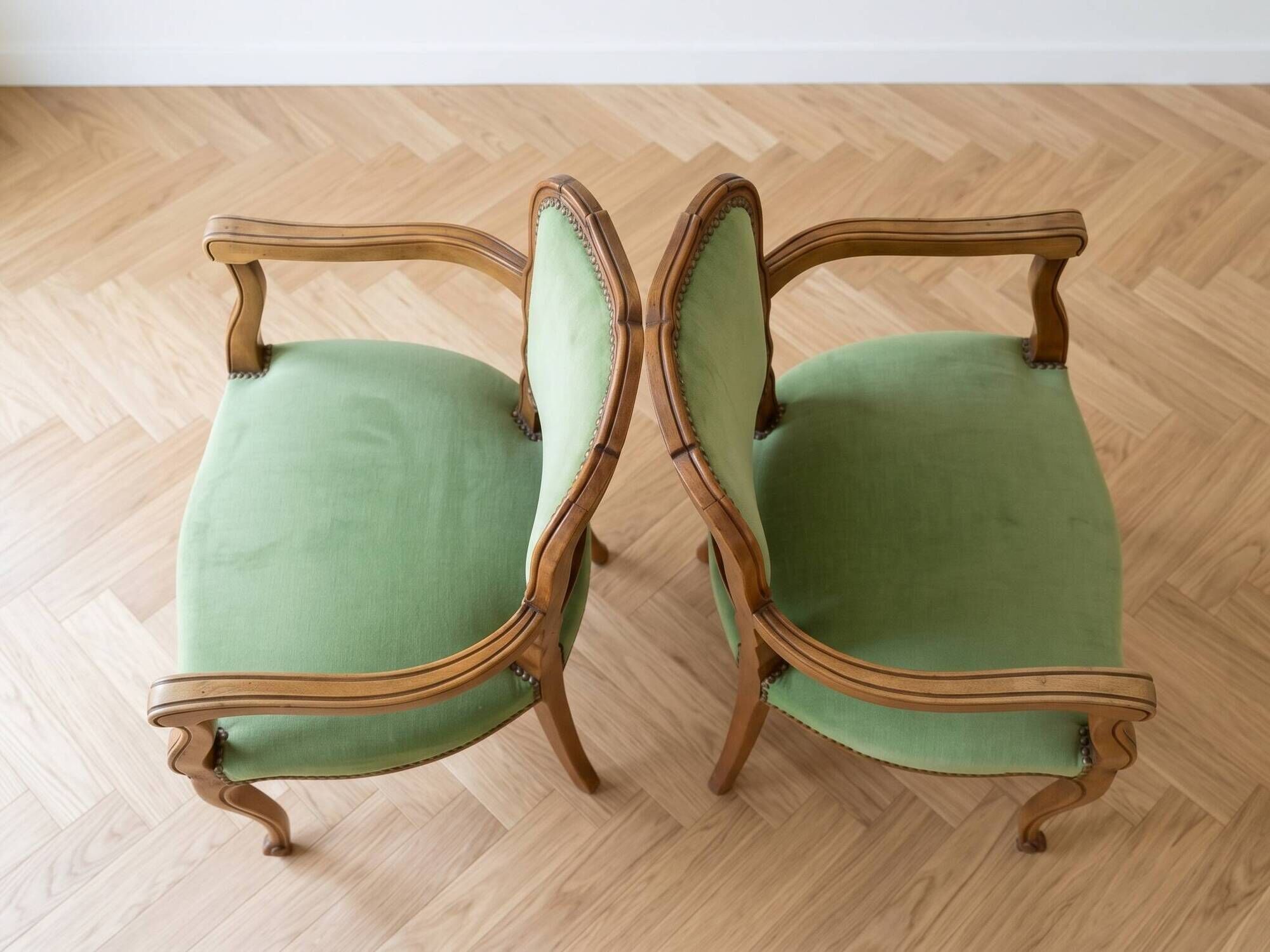 Set of 4 Louis XV style cabriolet armchairs in green fabric.