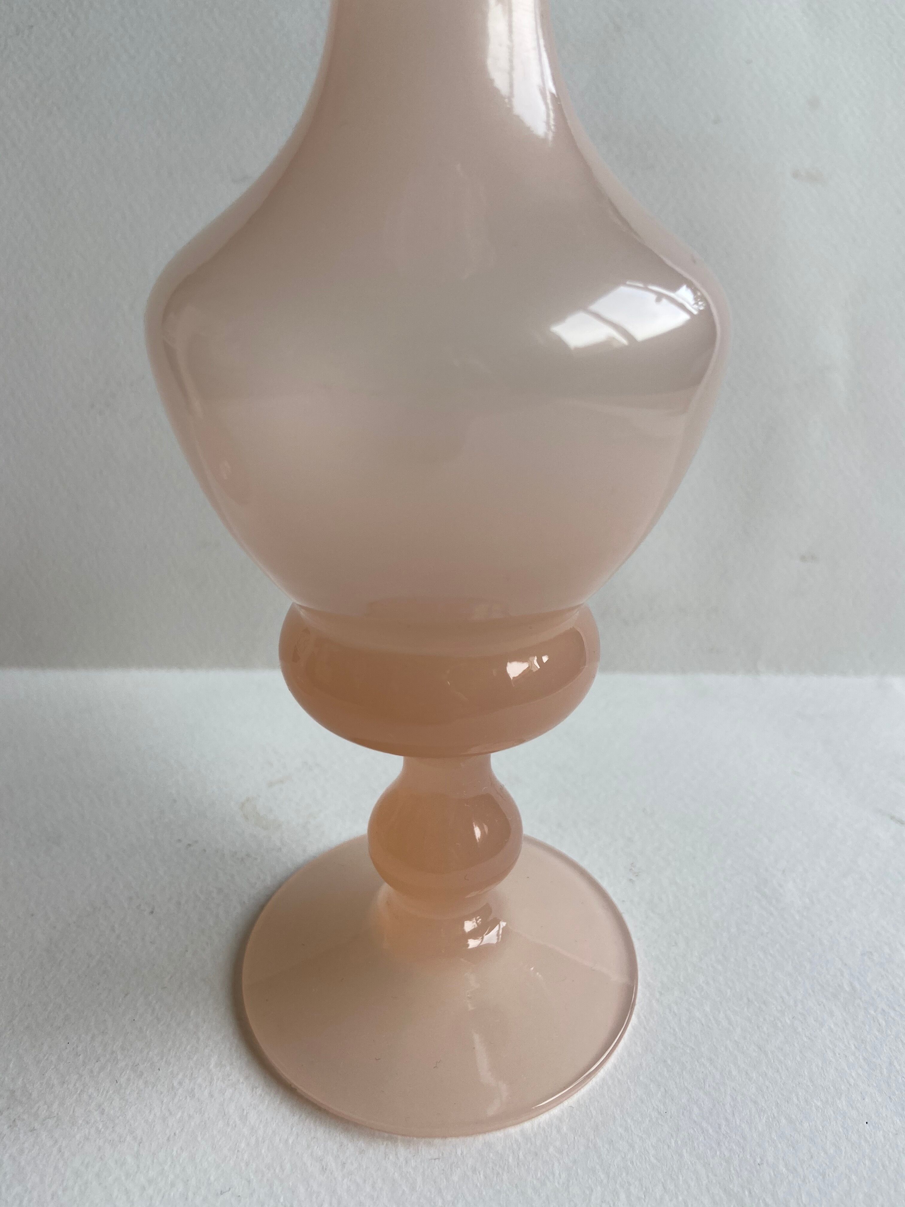 Paire de vases en opaline rose