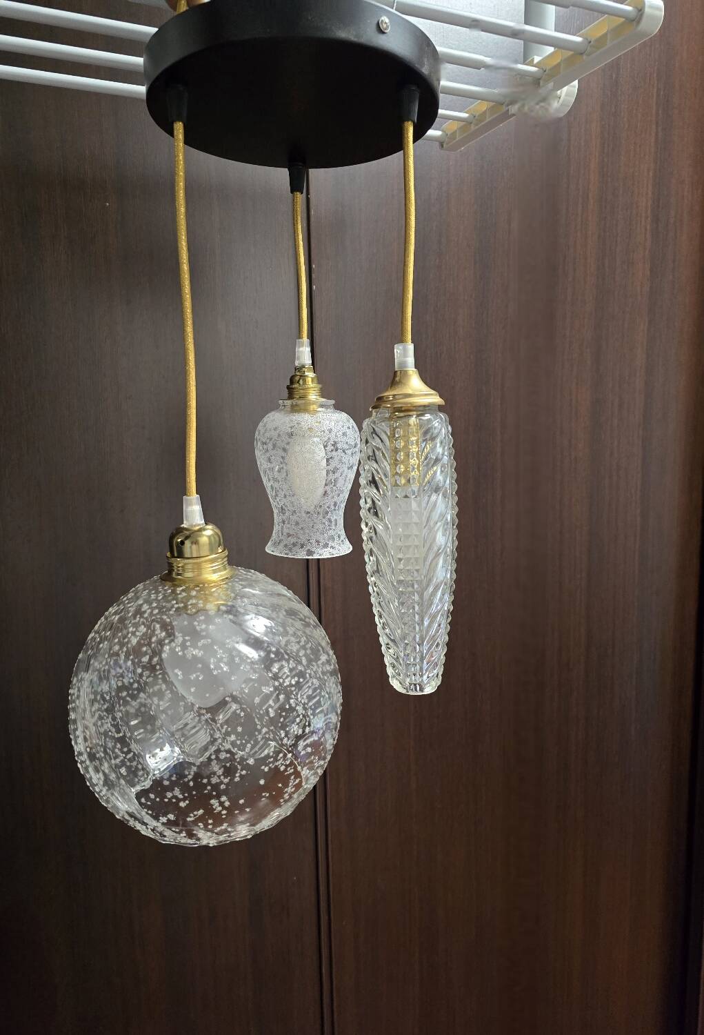 Suspension with three cut glass globes and a diamond tip.