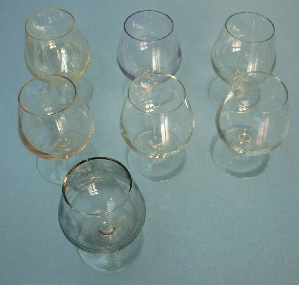 Ensemble de 7 verres à cognac irisés et colorés