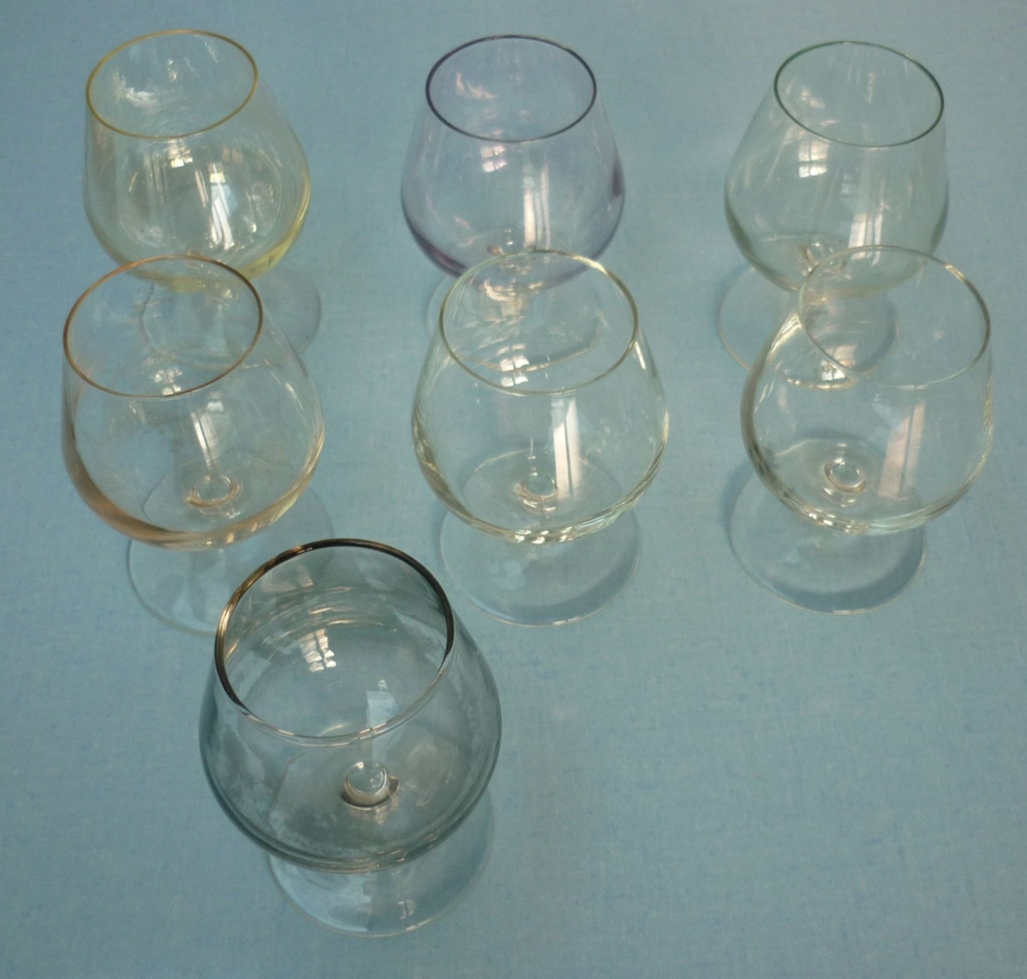 Ensemble de 7 verres à cognac irisés et colorés