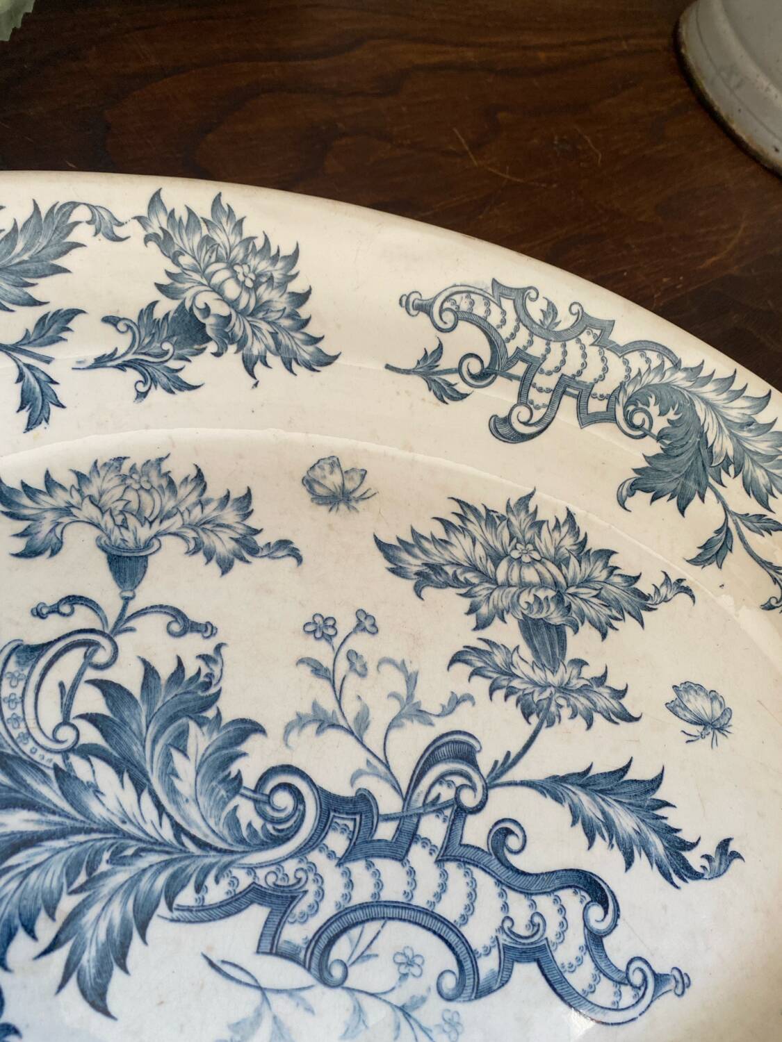 Plat de service ovale en terre de fer, Longwy, XIXe