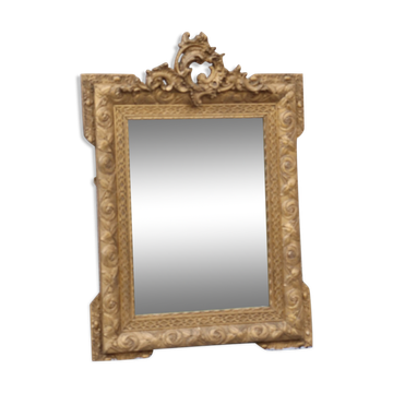 Miroir à fronton mouluré de style Louis XVI