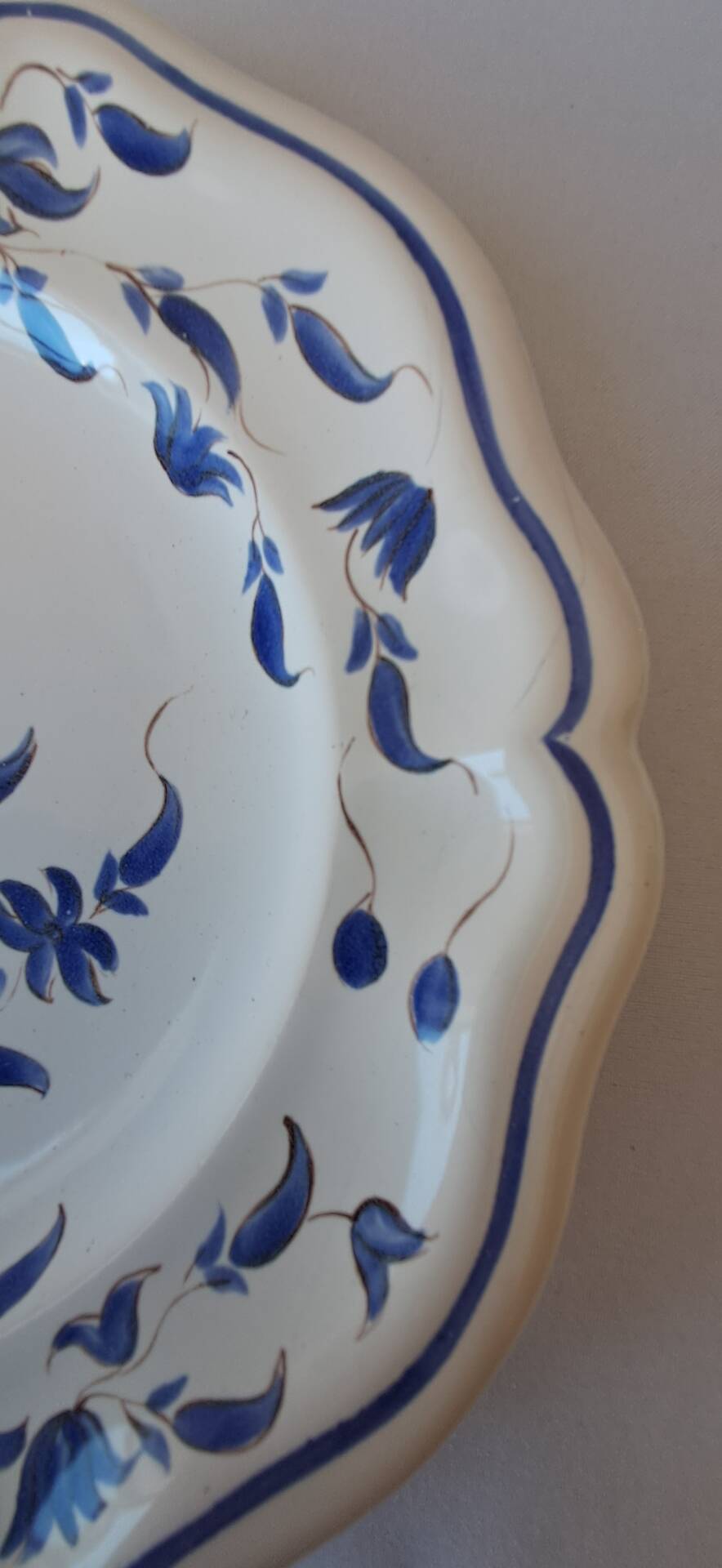 Assiette Moustiers. Décor bleu peint à la main