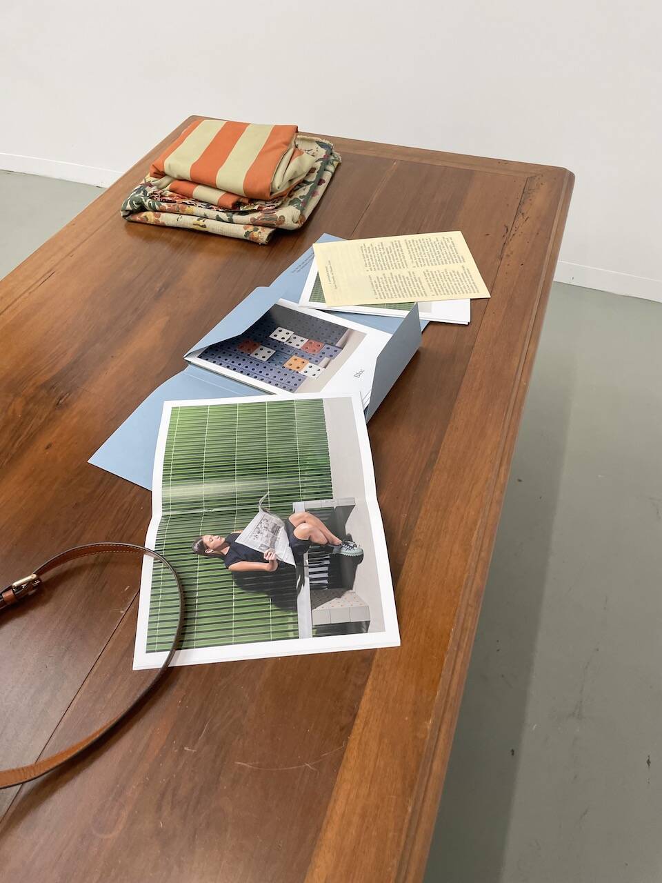 Comptoir ou bureau en noyer années 50