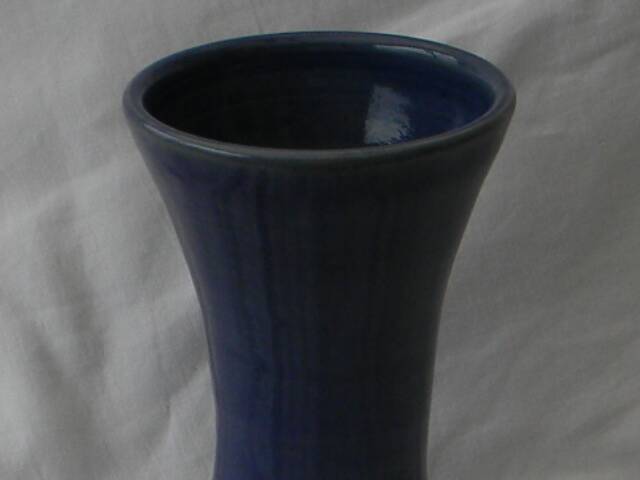 Vase bleu en grès vernissé  de ST AMAND EN PUISAYE.  Signé Fabrice Normand.