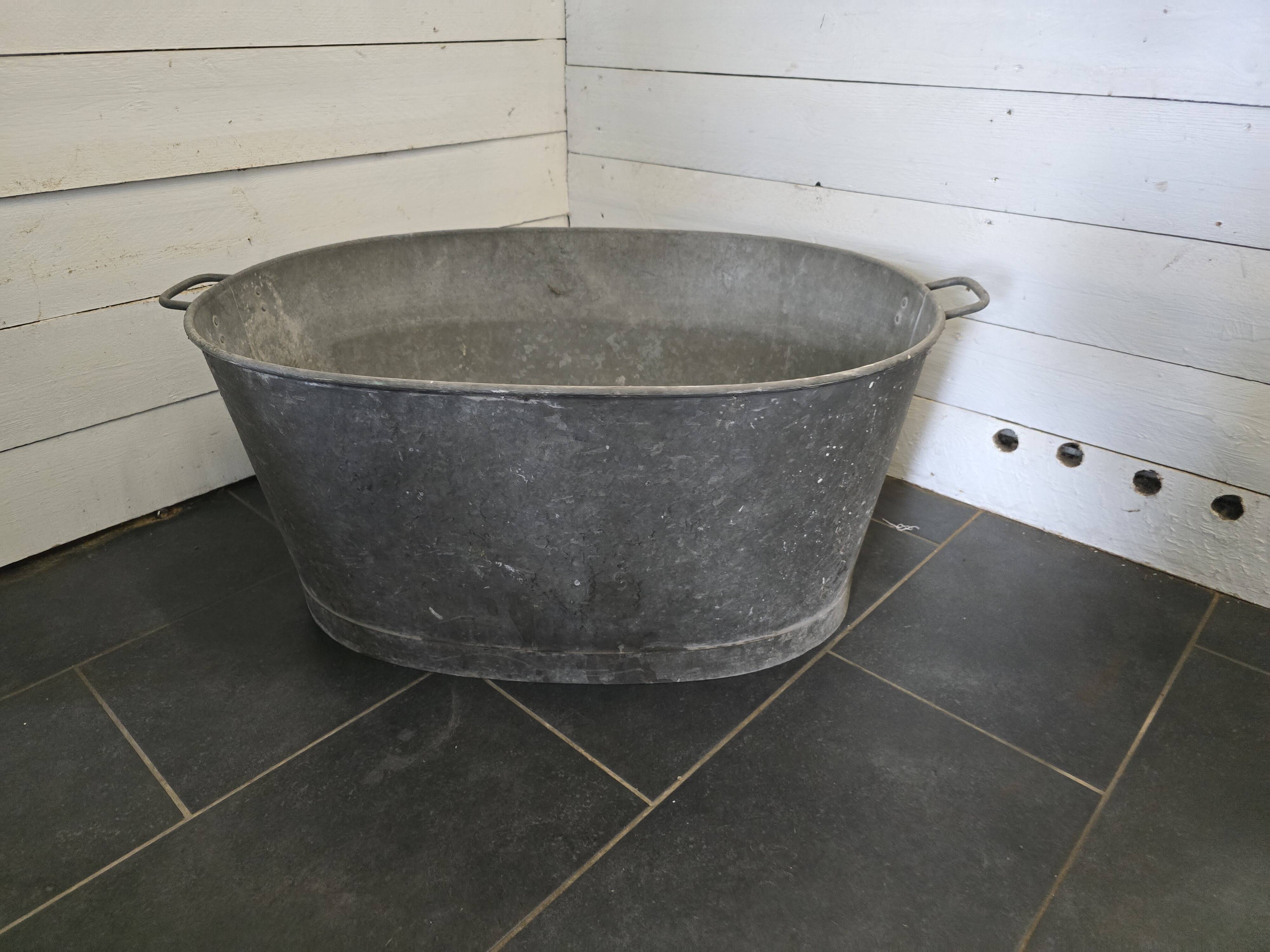 Oval zinc basin or bathtub
