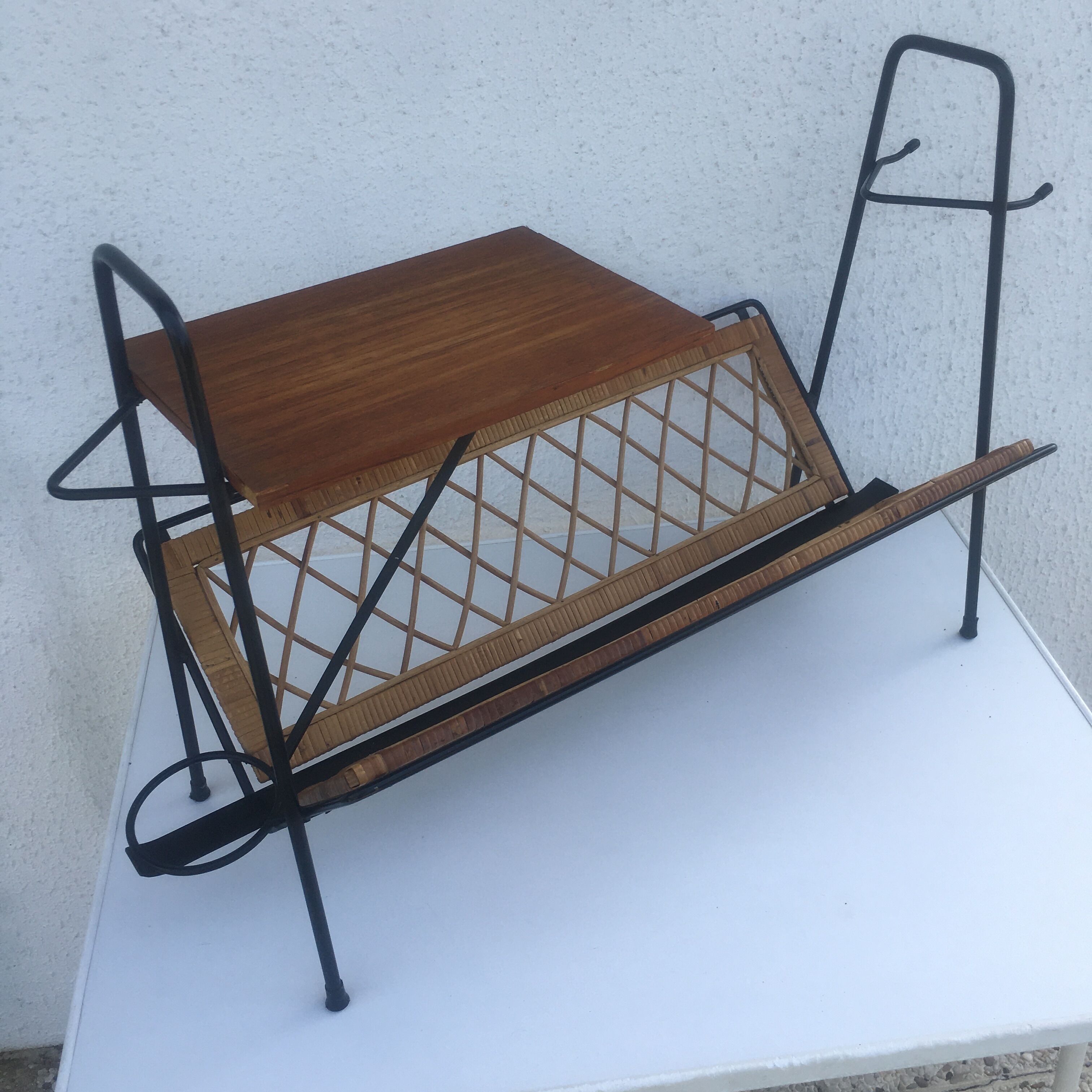 Porte-revue en fer forgé et rotin