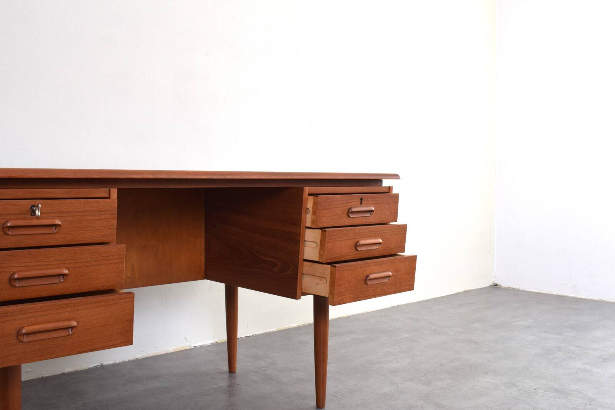 Bureau exécutif en teck danois des années 1960.