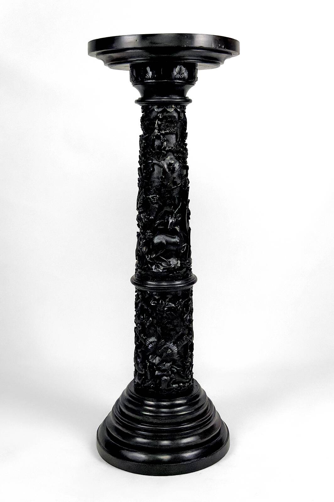 Important high Asian column / saddle in carved wood, circa 1880, Indochina