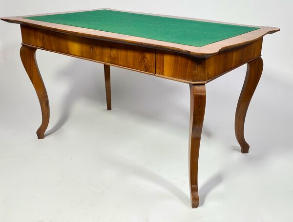 Bureau plat Biedermeier en placage de merisier circa 1815 Autriche