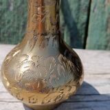 Grand vase en laiton doré et gravé