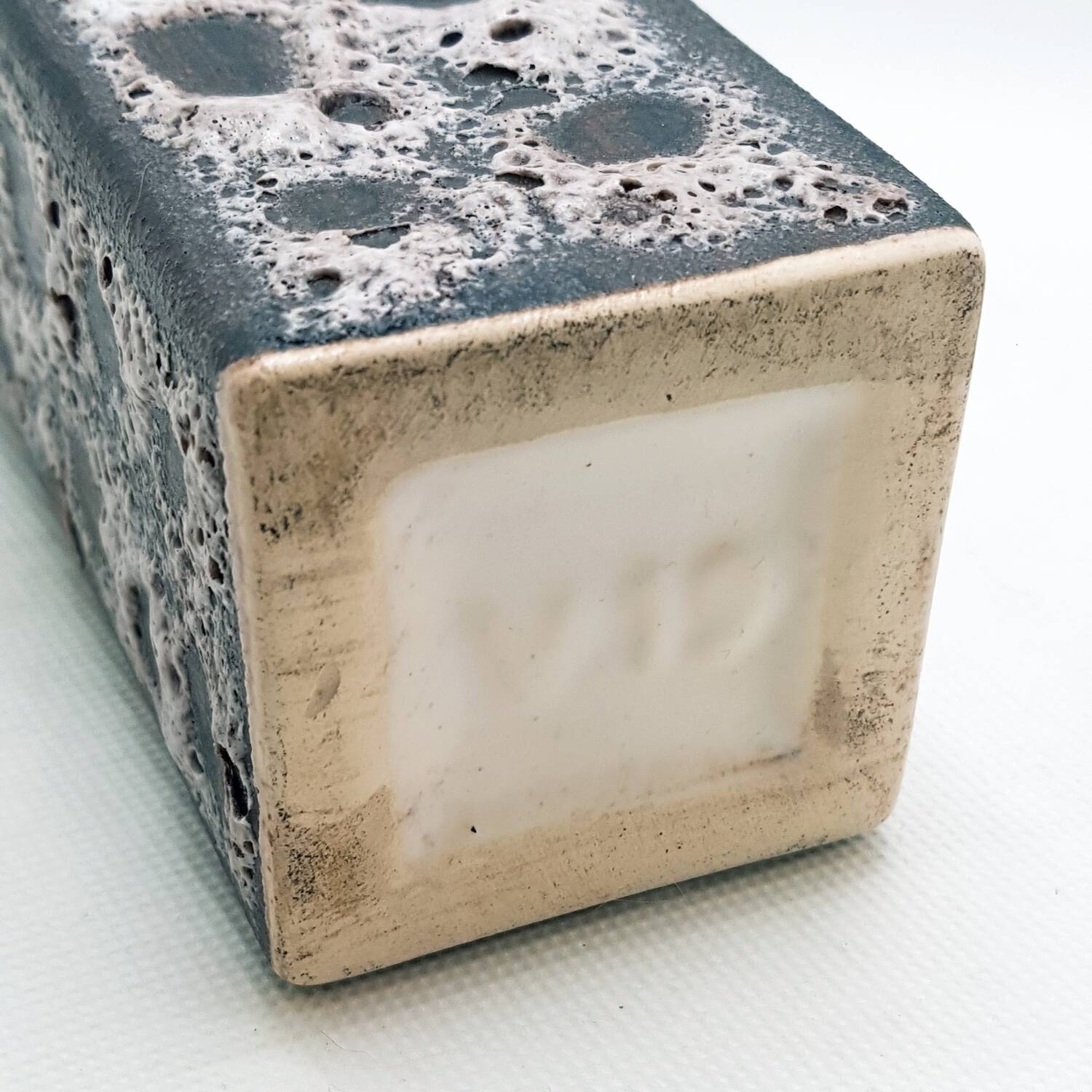 Vase glacé en écume de mer du milieu du siècle