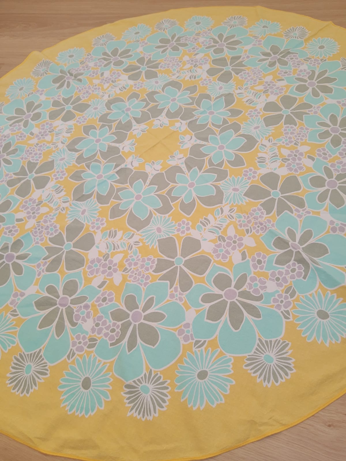 Round tablecloth and 6 napkins with vintage flower patterns