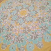 Round tablecloth and 6 napkins with vintage flower patterns