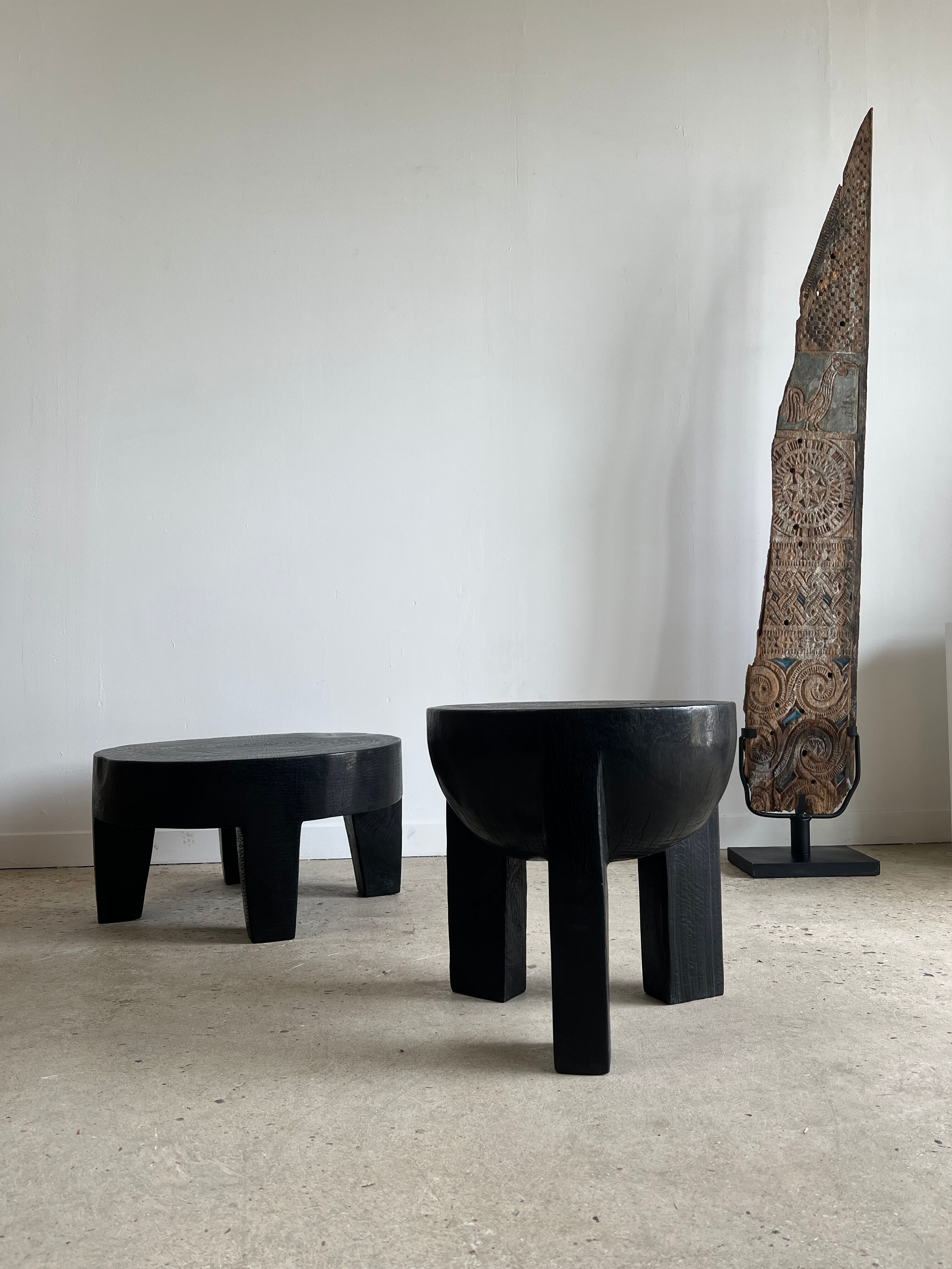 Black mango wood tripod side table with a semi-spherical top, height: 45 cm, diameter: 44 cm.