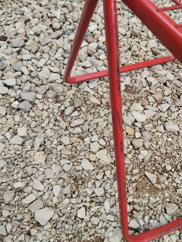 Set of 5 vintage red metal mesh folding chairs, Ted Net style.