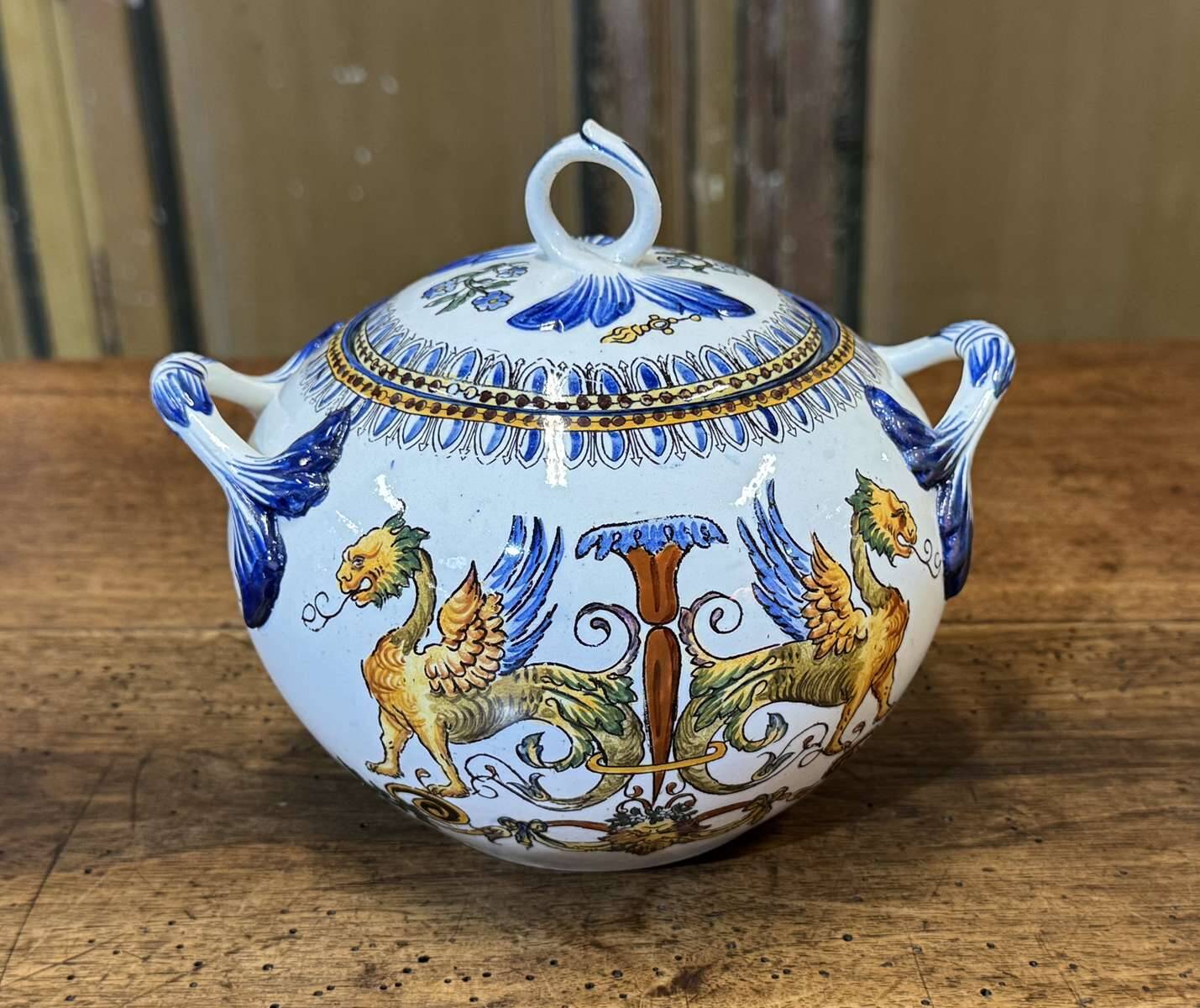 Tea and coffee service in Gien earthenware from the late 19th century with Renaissance decoration.