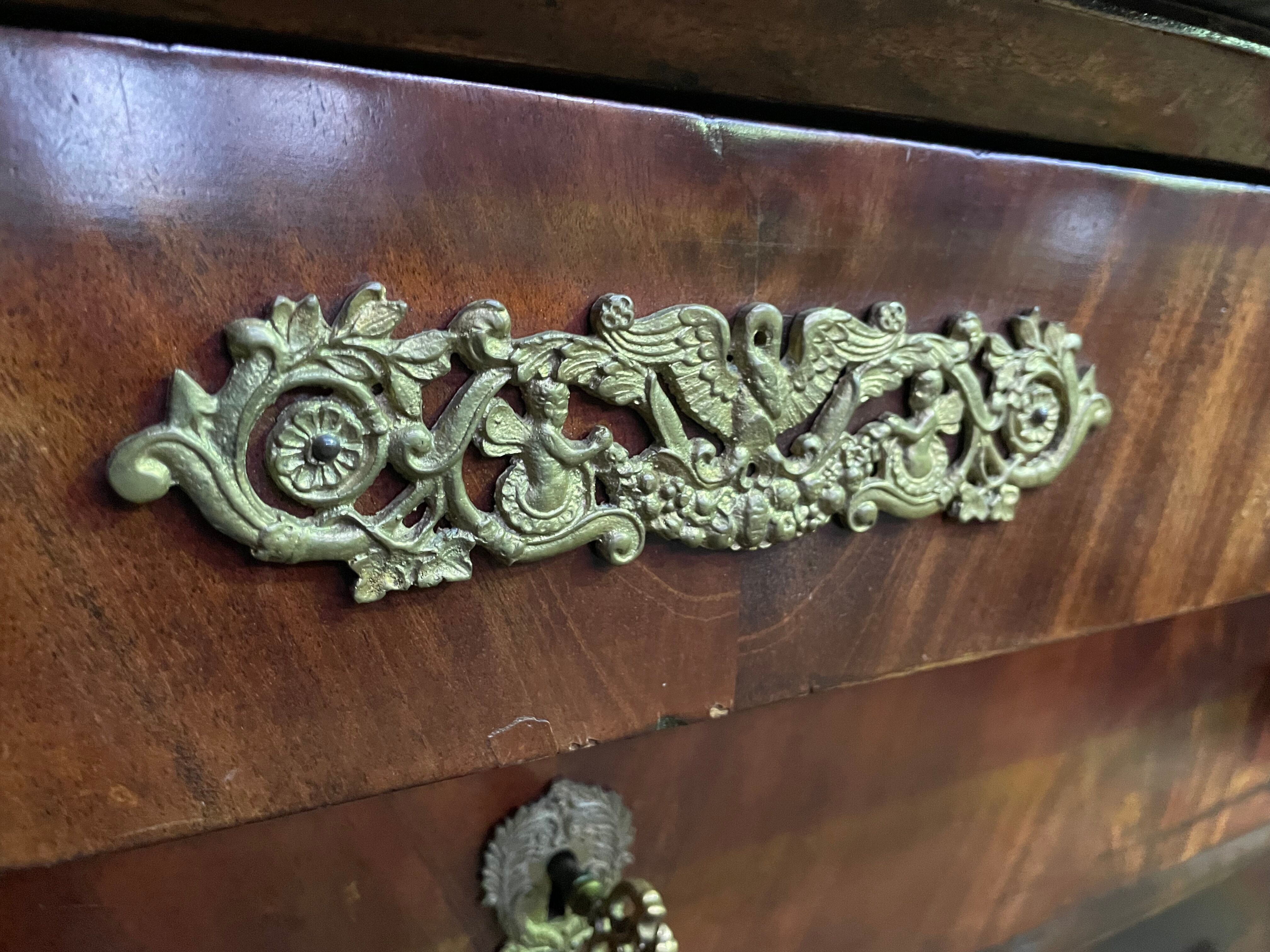 Empire period chest of drawers in mahogany and mahogany veneer