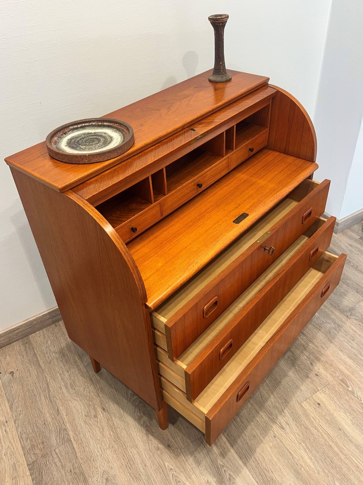 Rare secrétaire scandinave galbé origine Suède
