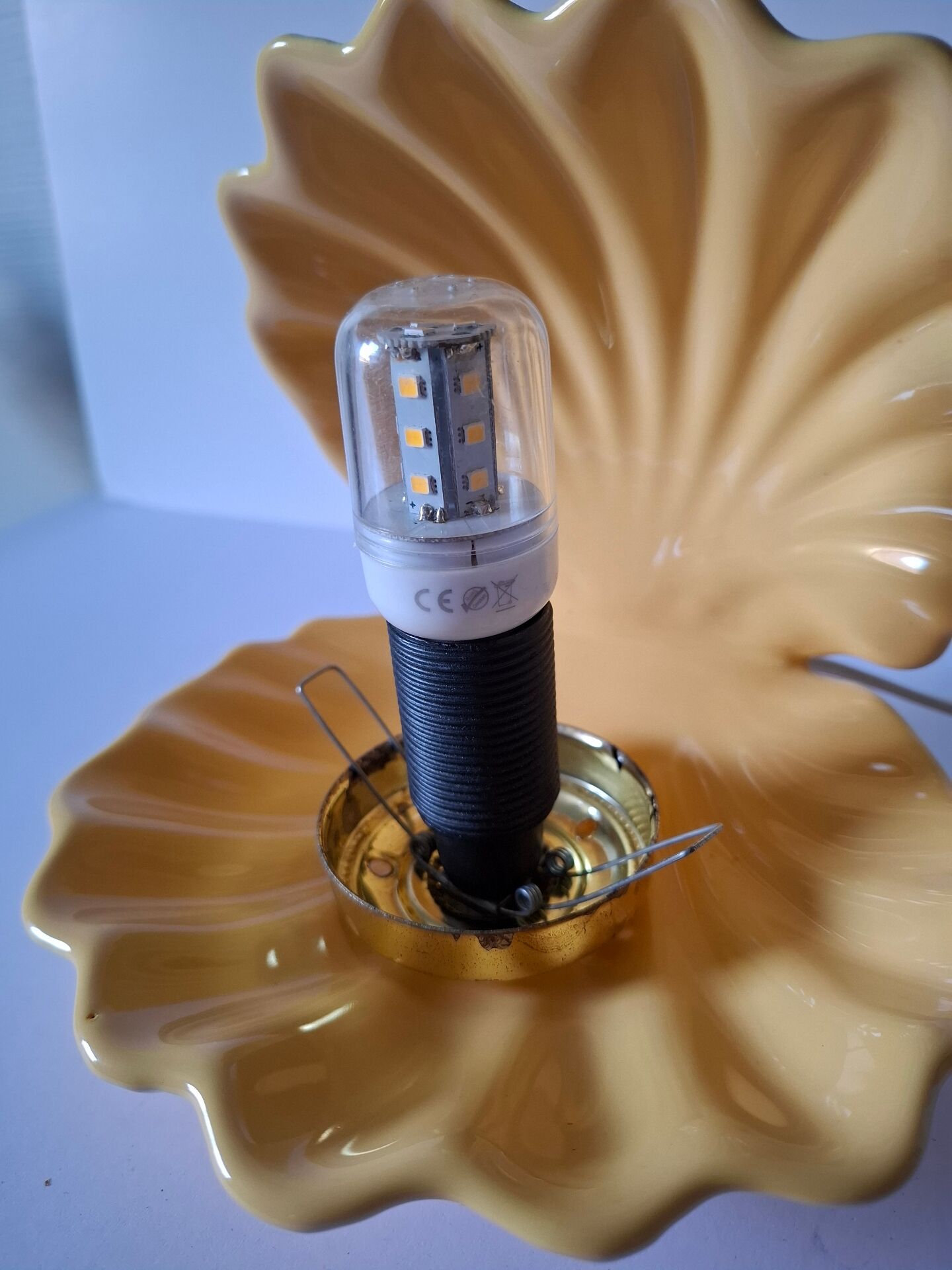 Vintage shell ceramic lamp