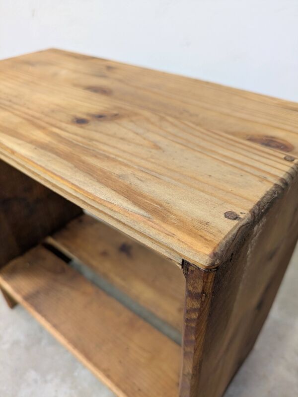 Table de chevet, tabouret d'atelier en bois patiné