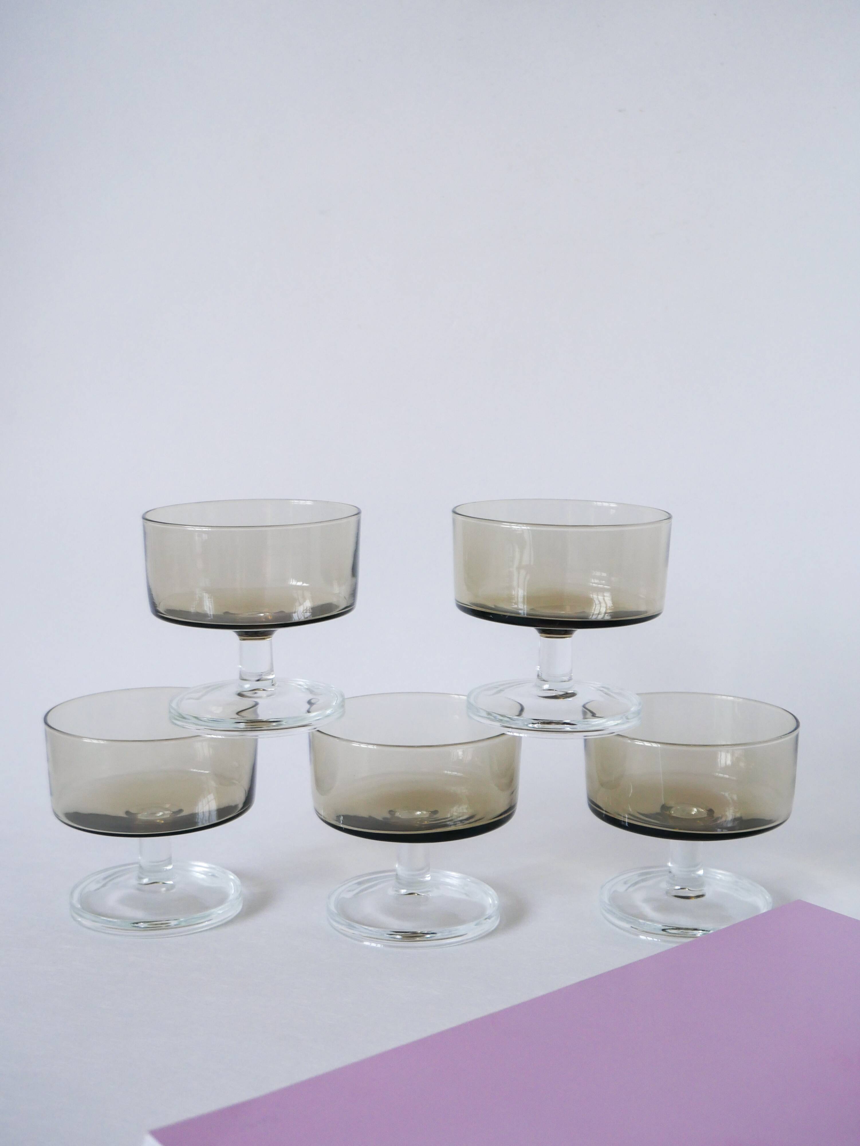 Lot de 5 coupes à champagne en verre fumé Made in France 1970