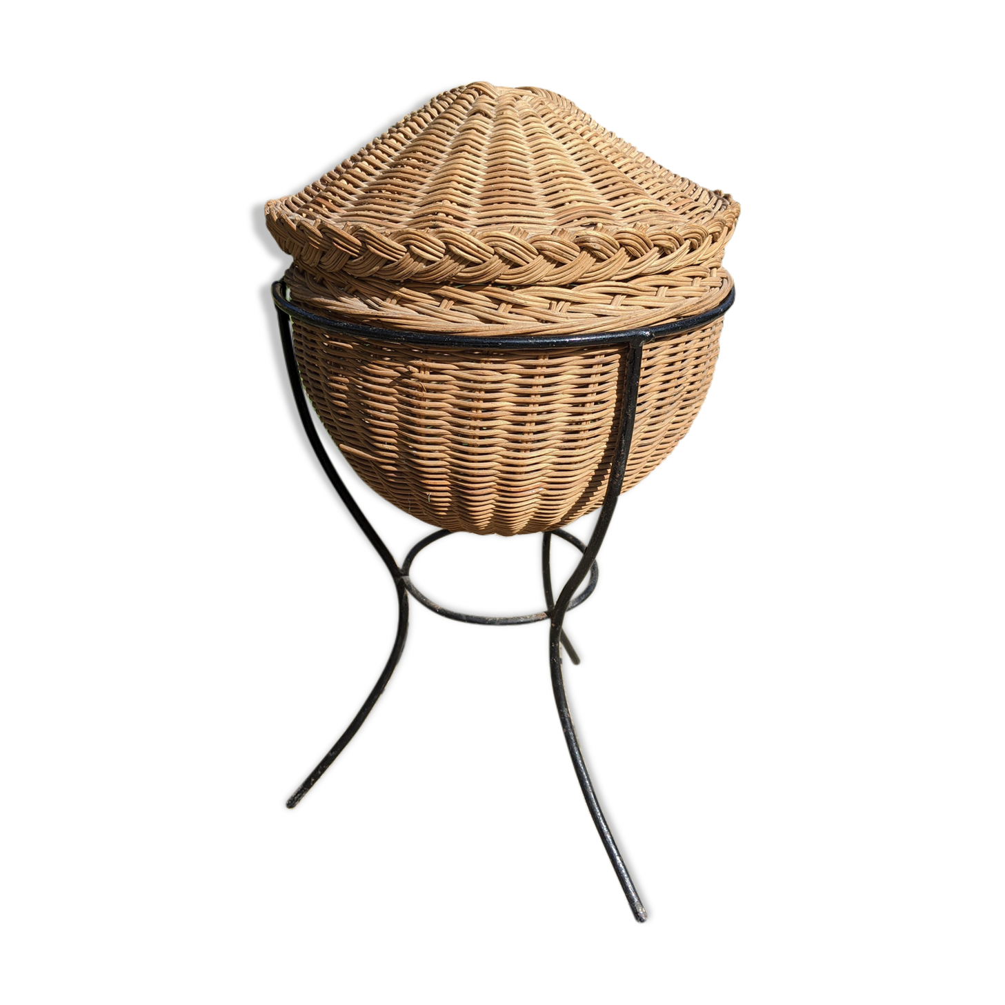 Former metal rattling tripod sewing table