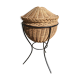 Former metal rattling tripod sewing table