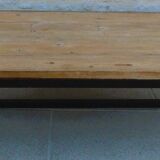 Table basse de style industrielle à plateau de bois supporté par un piètement métallique-
