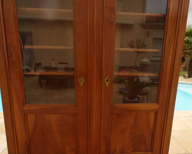 Chic old bookcase pegged in walnut with two glass doors and 5 shelves – Very good condition