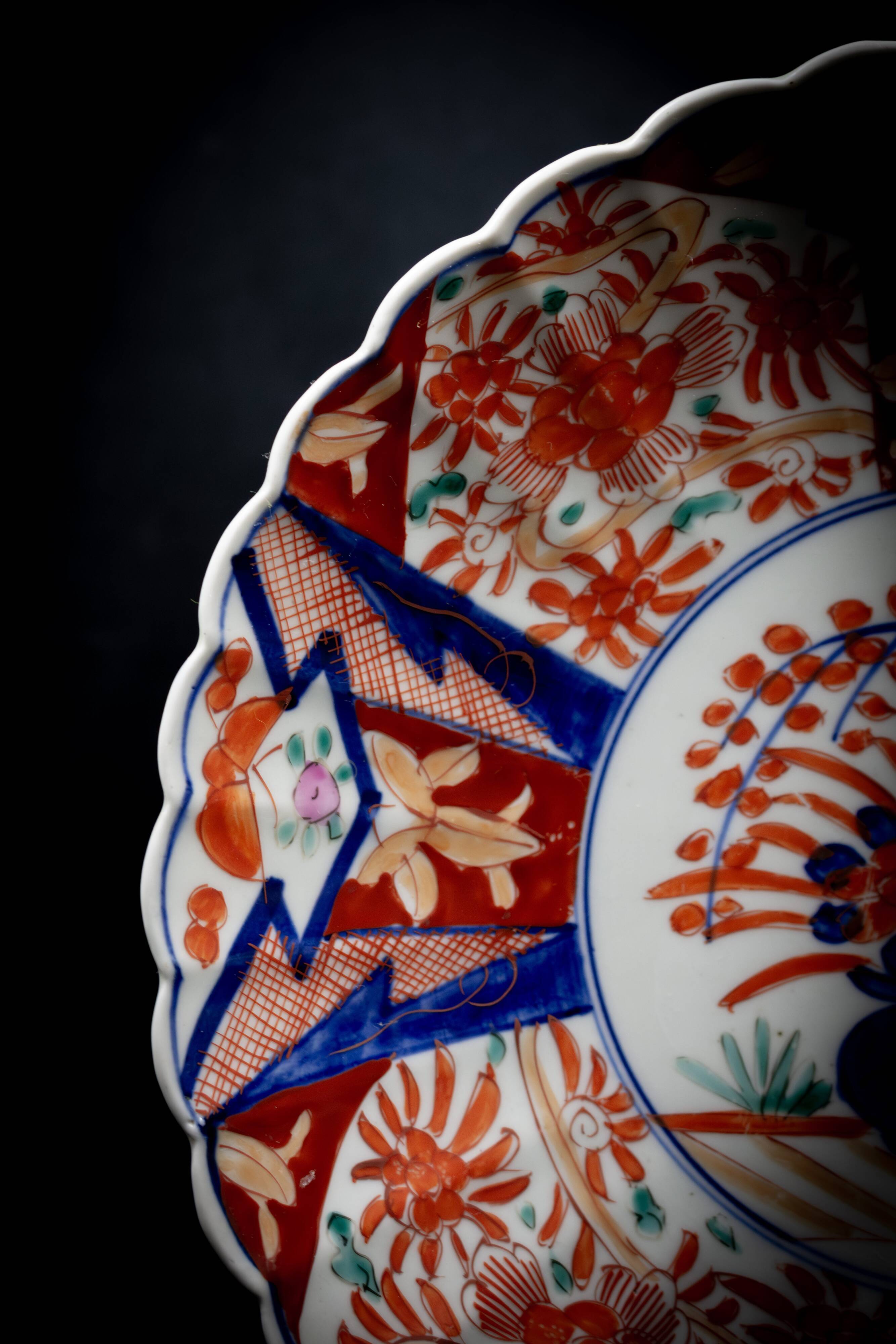 Japanese Imari porcelain dish with radiant decoration and scalloped edges