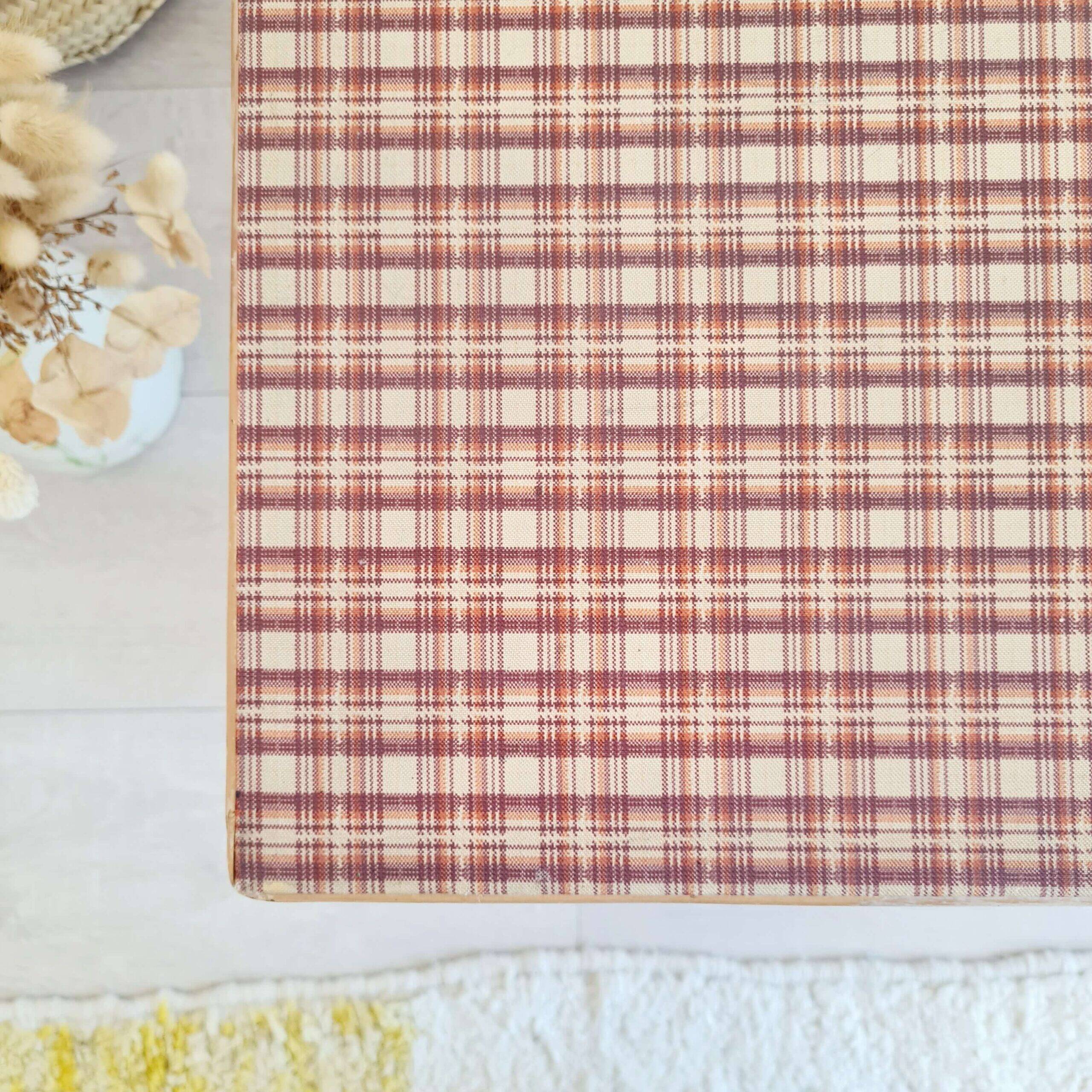 Table basse ancienne en rotin et motif tartan