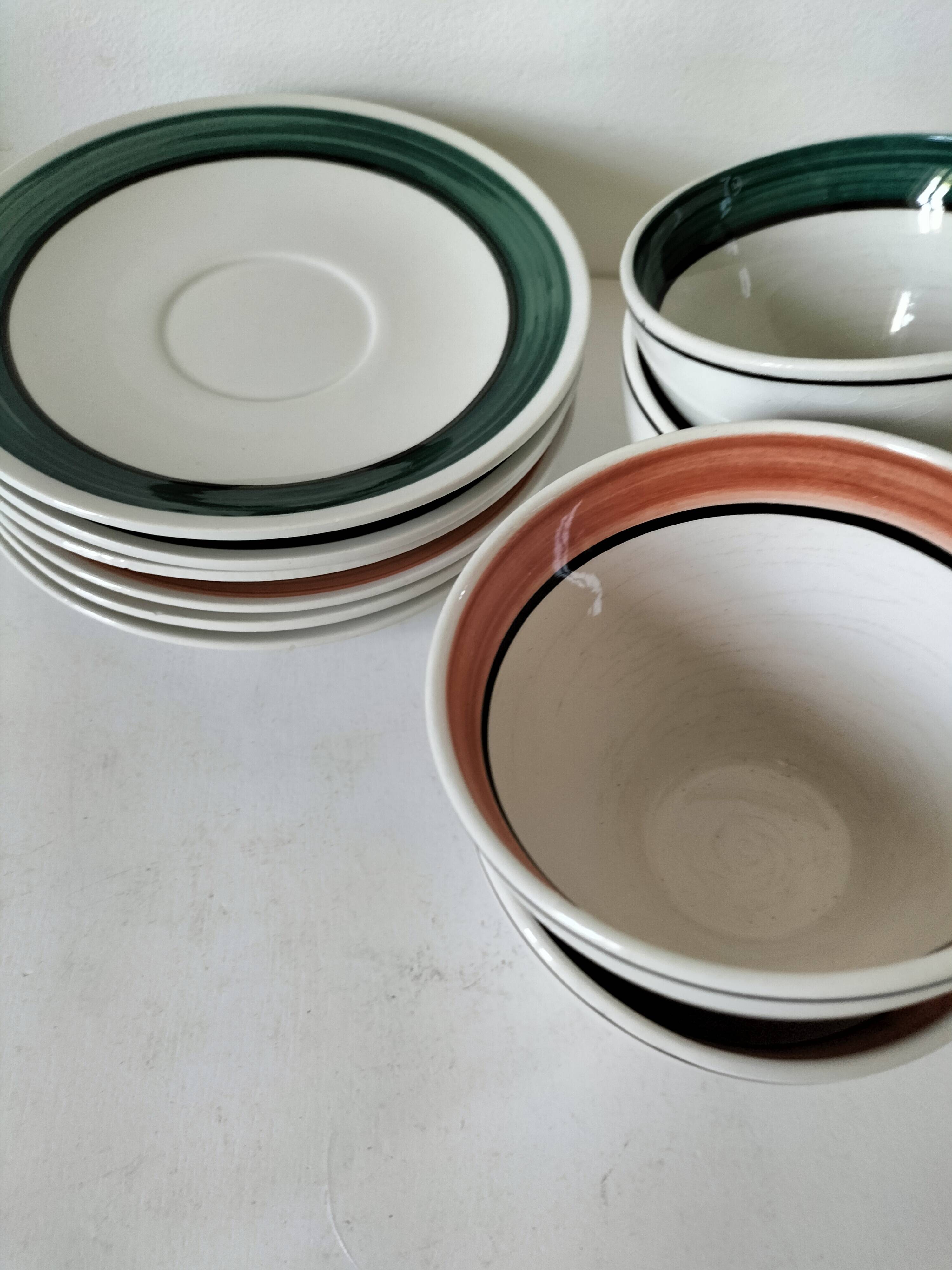 Ensemble de 4 grandes tasses vintage et 6 sous-tasses graphiques