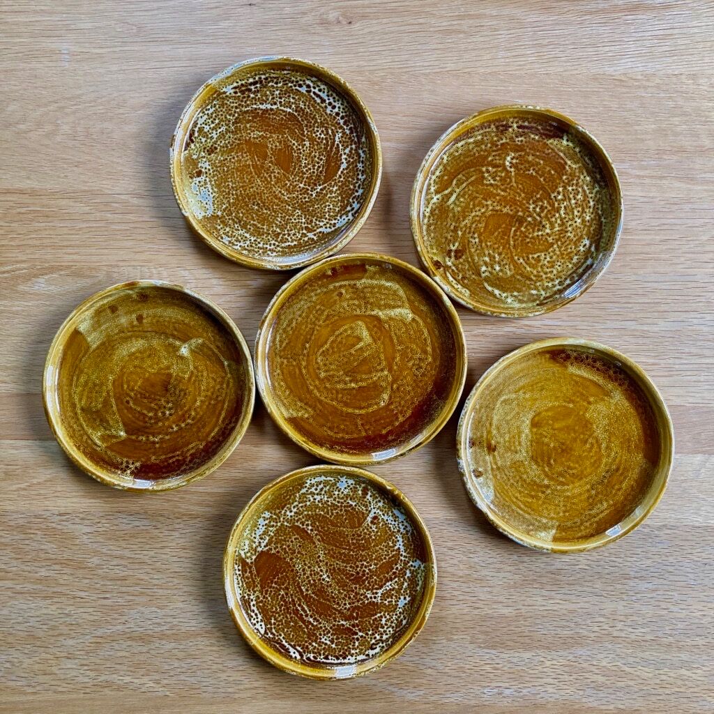6 stoneware cups and 6 enamel plates