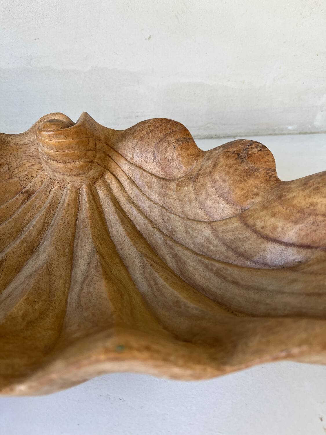 Coupe bénitier ancienne en bois sculpté