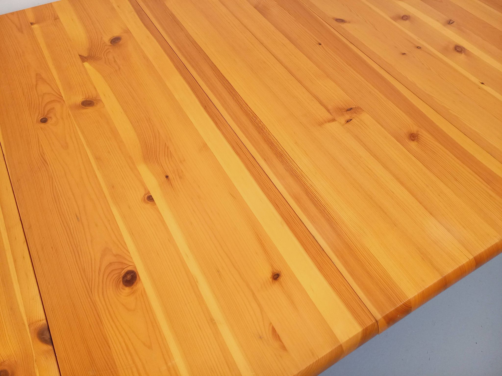 Table à manger ronde scandinave vintage style Rainer Daumiller en pin