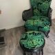 Fauteuil chippendale et pouf