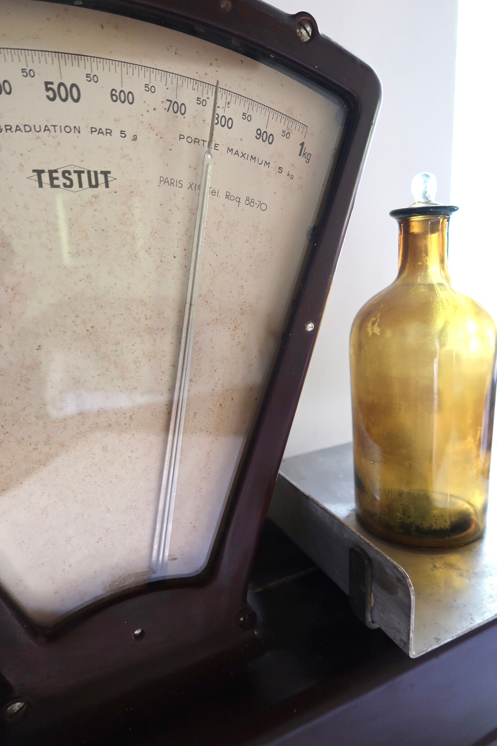 Vintage Testut grocery scale