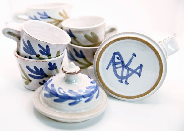 5 tasses, 1 pot à lait, 1 sucrier de Michel Barbier Vallauris