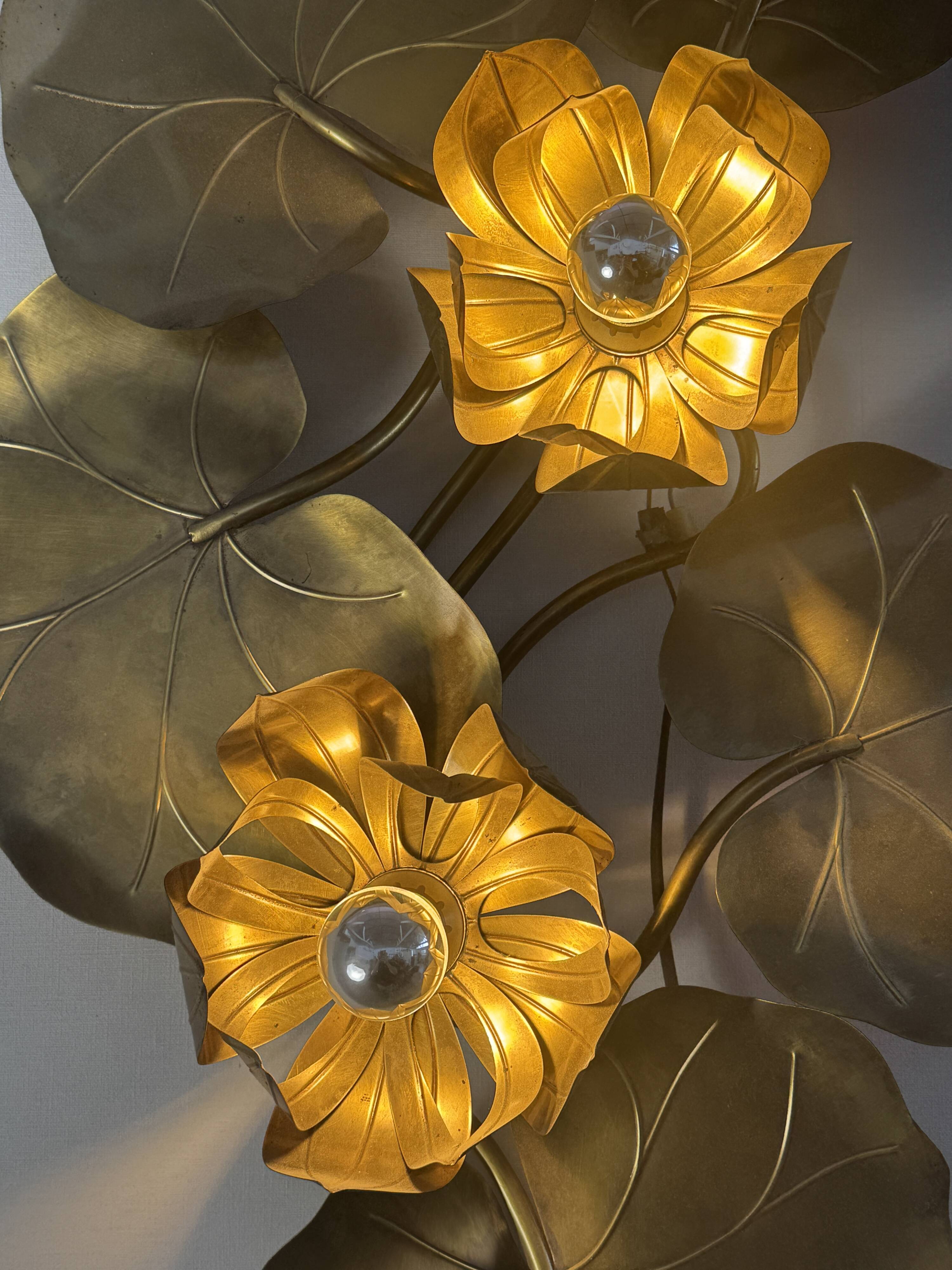 Large lily pad ceiling light in gilded brass Hollywood Regency — 7 lights — 1970