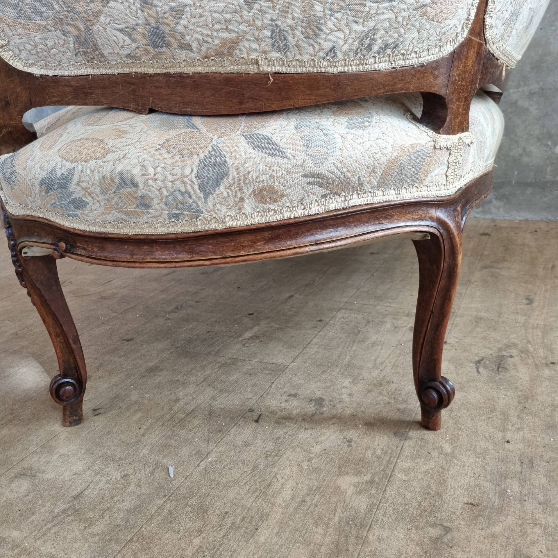 Small sofa or bench in Louis XV style, rococo.