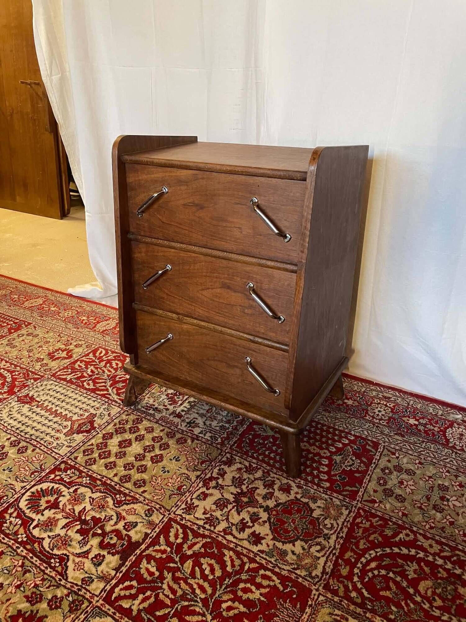 Small vintage chest of drawers in walnut and walnut veneer – 3 drawers