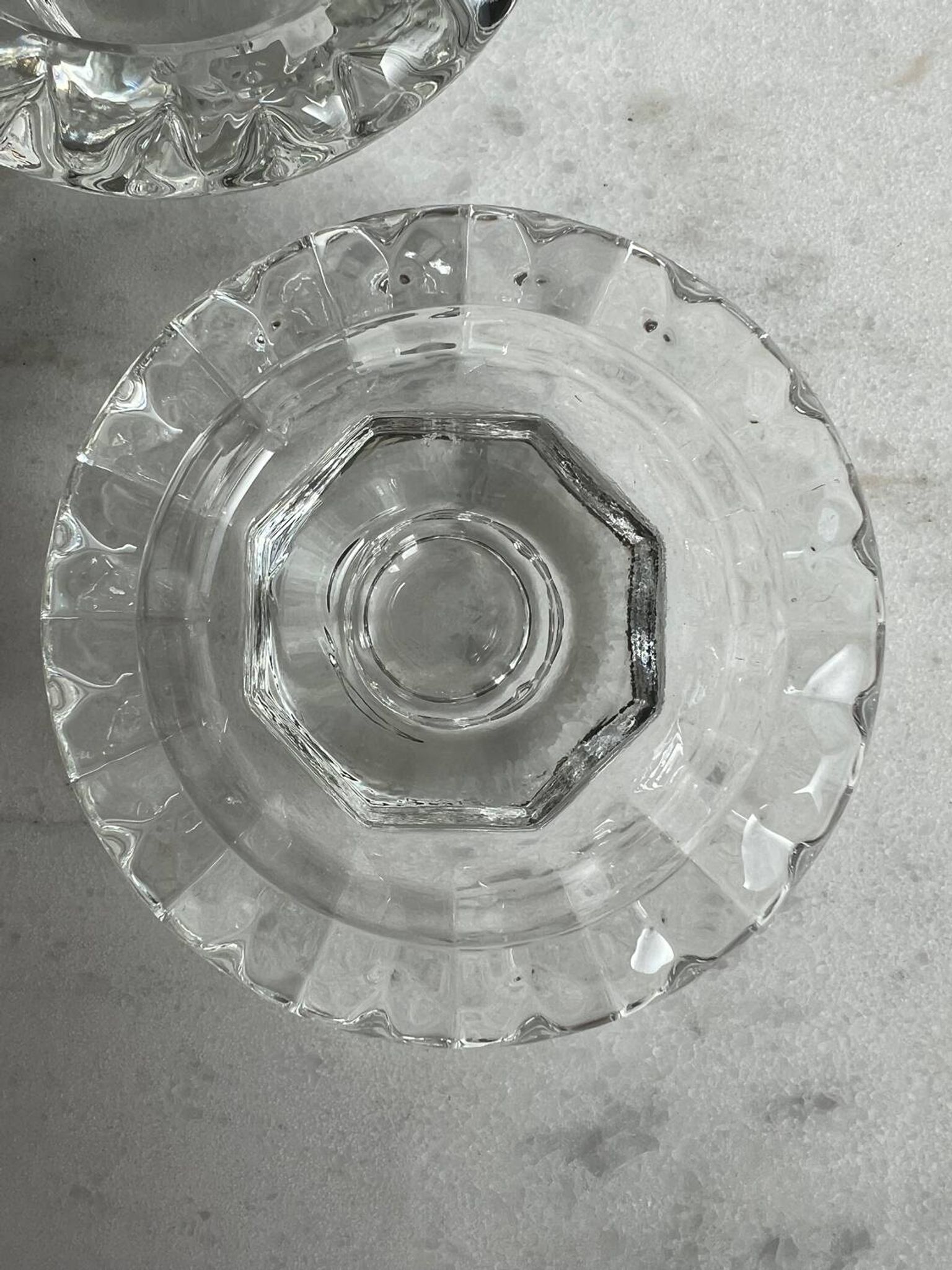 Lot de 2 bougeoirs en verre moulé