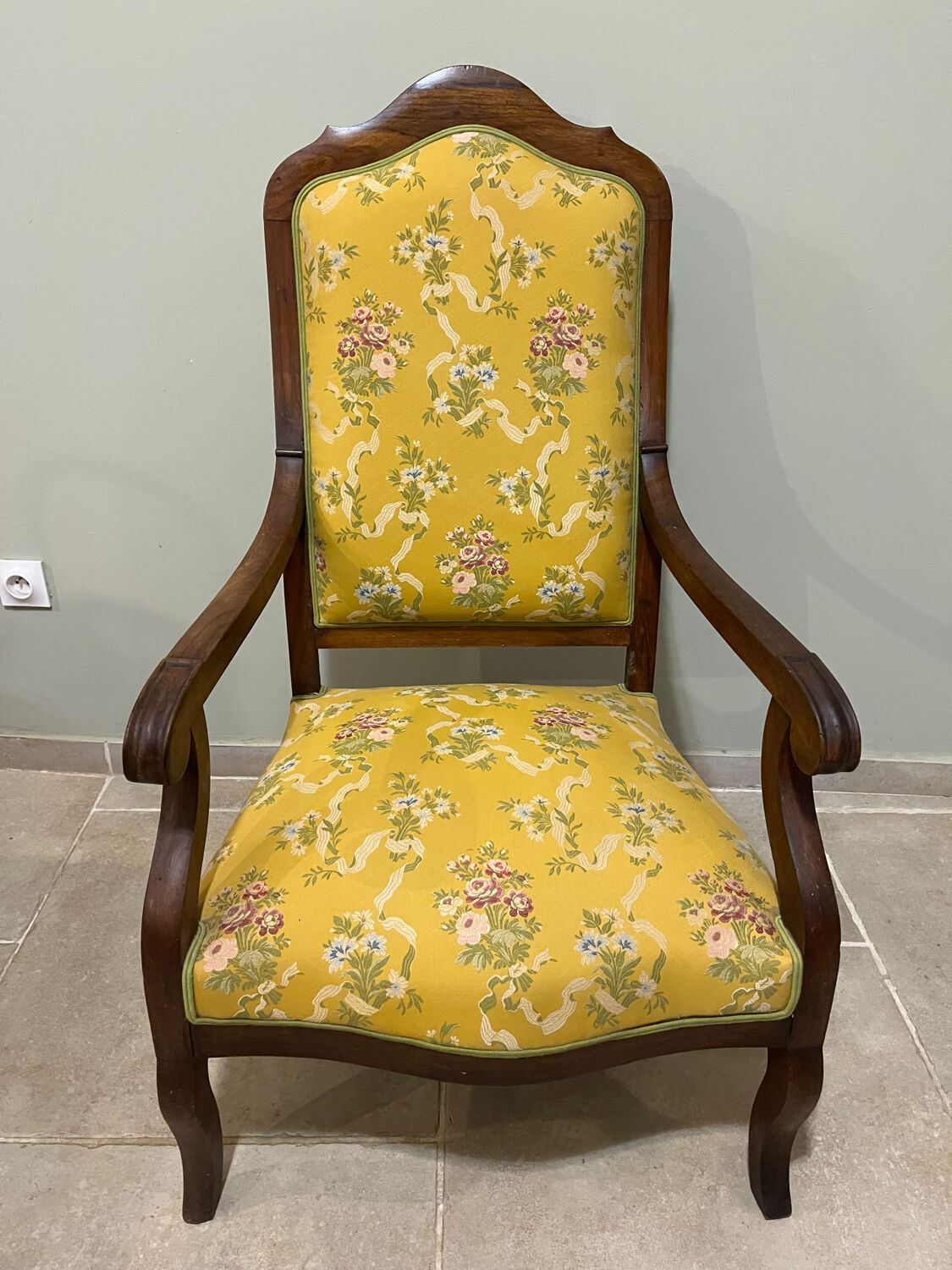 Louis XV style cabriolet armchair in solid wood, yellow floral fabric.
