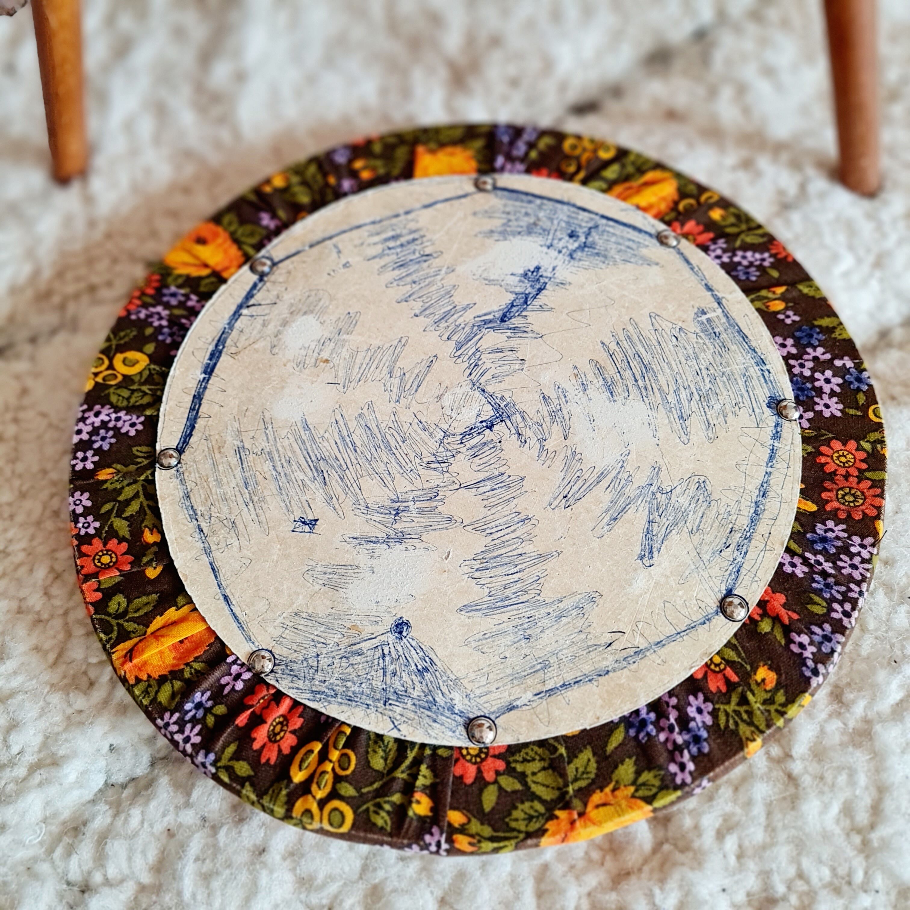 Rattan worker and old fabric feet compass