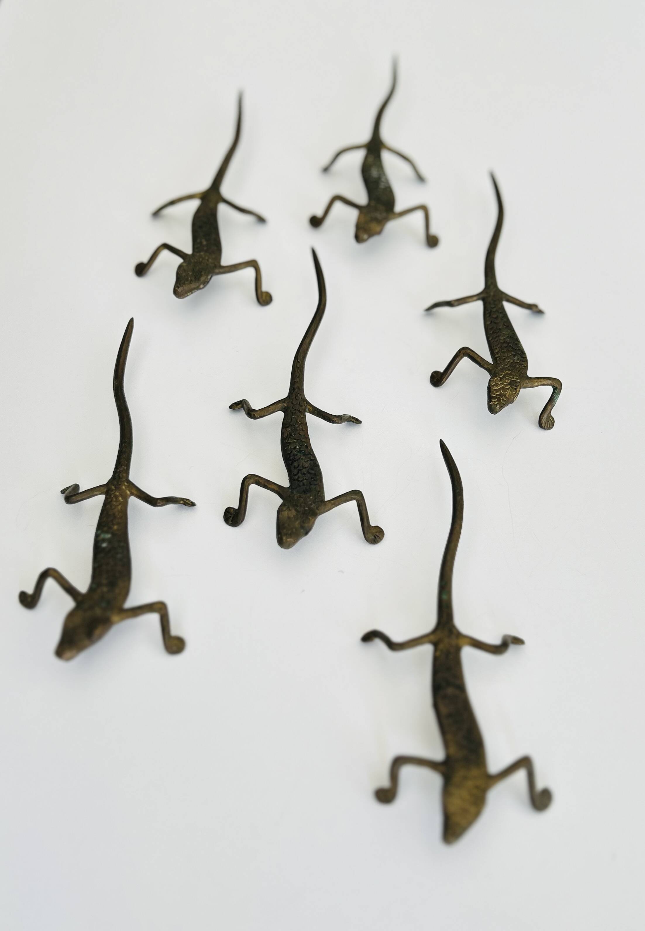 Bronze lizard knife holder