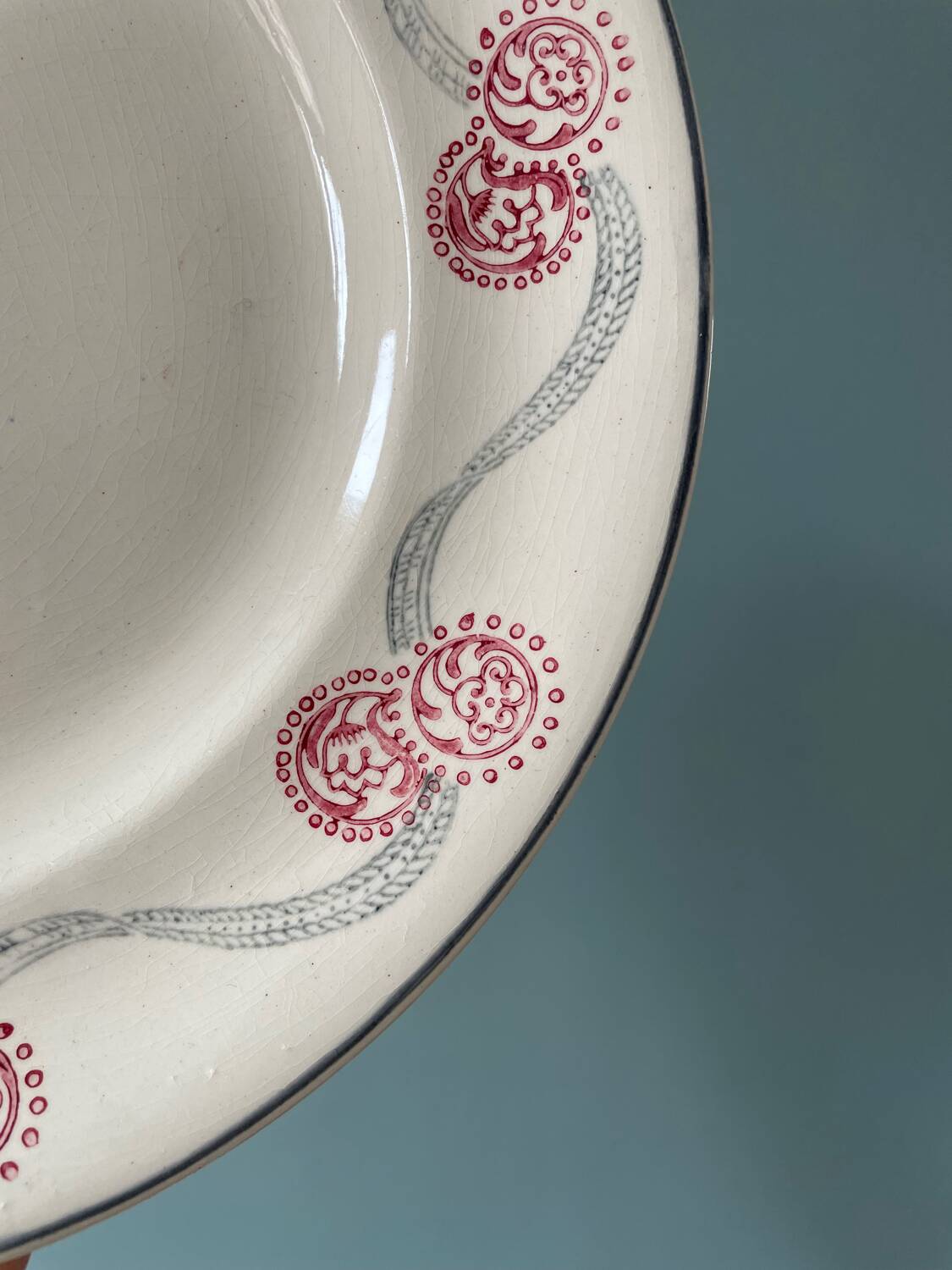 Série de 12 assiettes plates 1900 Terre de Fer en faïence de Longwy